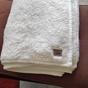 UGG throw great condition, clean hardly used ready to snuggle up.